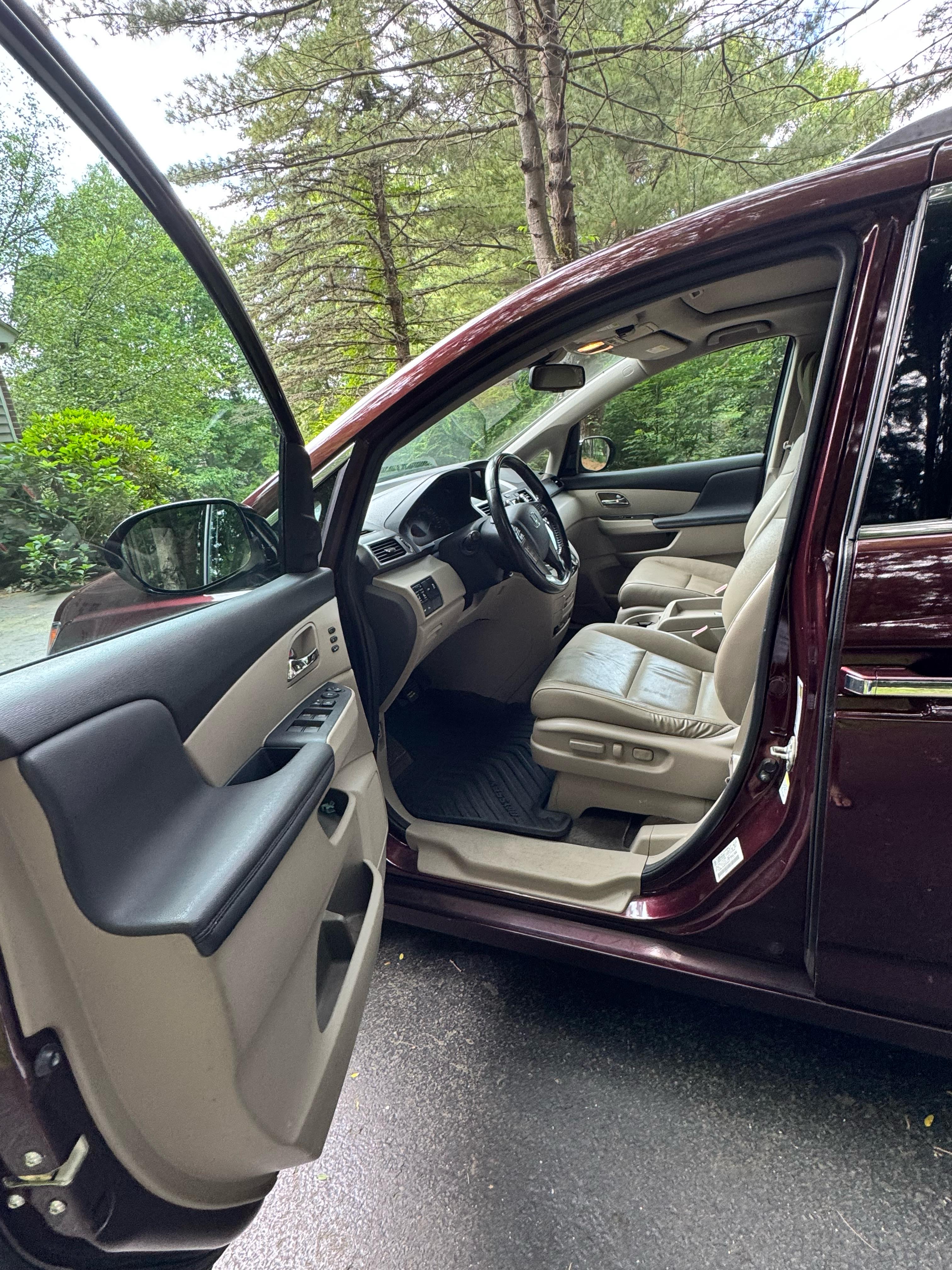 Used 2014 Honda Odyssey Touring Elite image 6