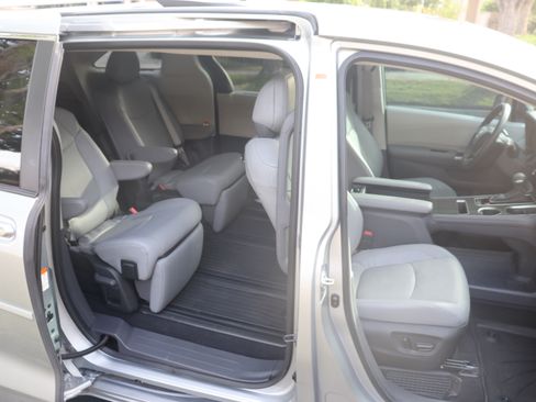 Used 2024 Toyota Sienna Limited AWD/4WD image 8