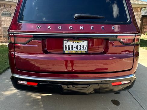 Used 2025 Jeep Wagoneer 4WD w/ Premium Group I image 8