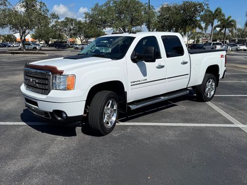 Used 2014 GMC Sierra 2500 Denali w/ Suspension Package, Off-Road image 2