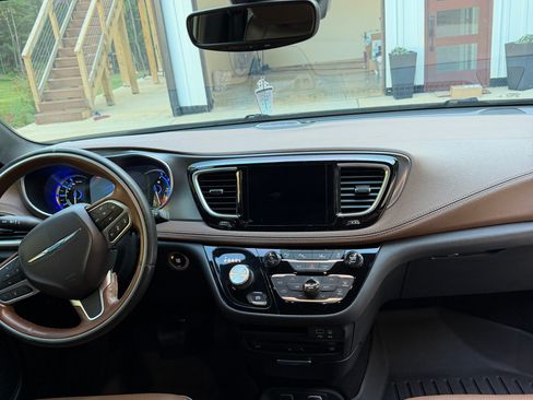 Used 2020 Chrysler Pacifica Limited w/ Advanced Safetytec Group FWD image 9