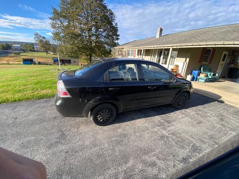 Used 2010 Chevrolet Aveo LT w/ Driver Convenience Package image 2