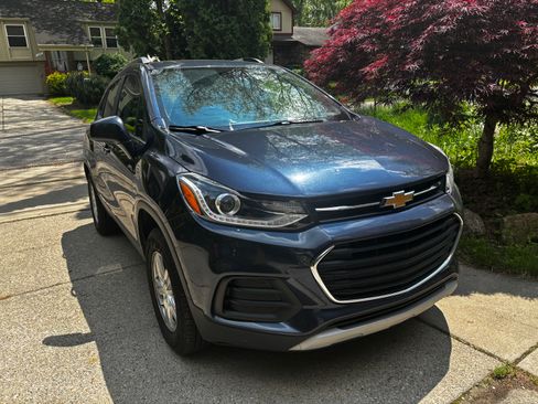 Used 2018 Chevrolet Trax LT w/ LT Convenience Package image 1