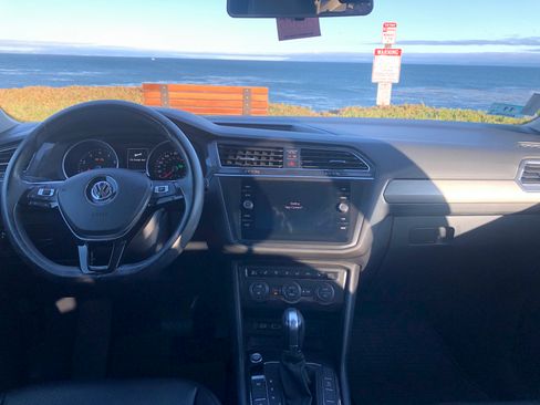 Used 2018 Volkswagen Tiguan SE w/ Panoramic Sunroof Package image 9