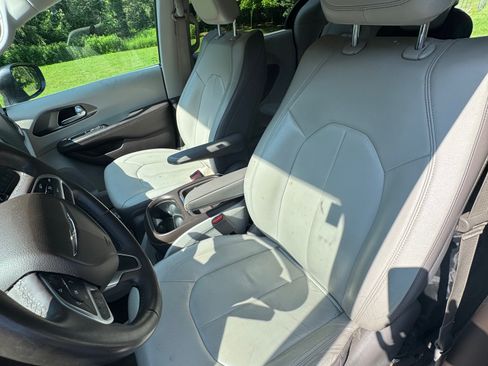Used 2017 Chrysler Pacifica Touring-L image 5