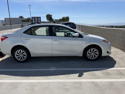 Used 2017 Toyota Corolla LE image 1