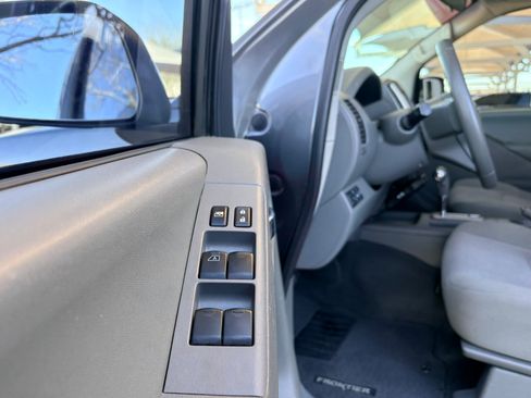 Used 2019 Nissan Frontier SV image 6
