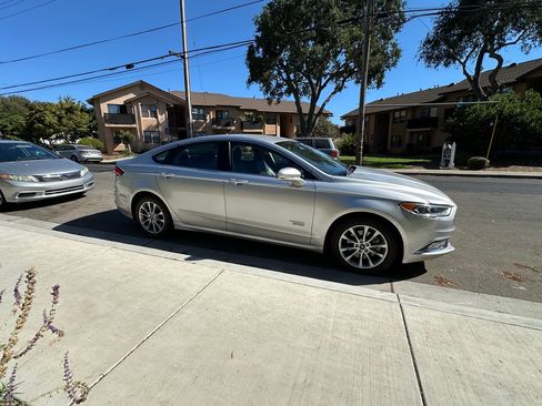 Used 2017 Ford Fusion Energi SE image 2