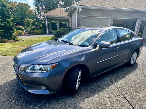 Used 2013 Lexus ES 300h w/ Luxury Pkg FWD image 2