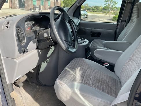 Used 2002 Ford E-350 and Econoline 350 Club Wagon RWD image 6
