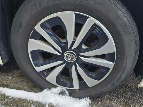 Used 2018 Toyota Prius Prime Premium image 14