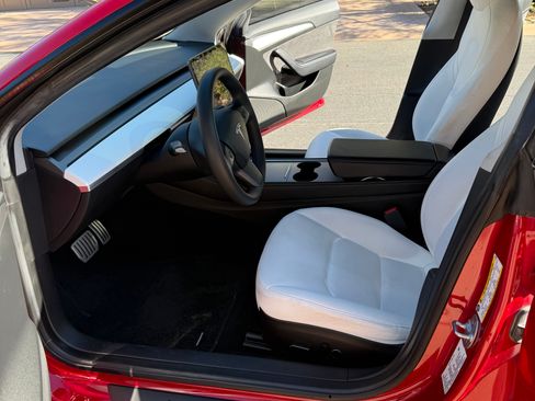 Used 2022 Tesla Model 3 Performance image 4