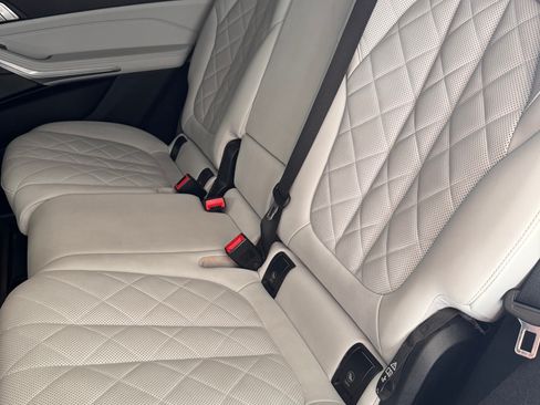 Used 2024 BMW X7 xDrive40i w/ Premium Package image 10