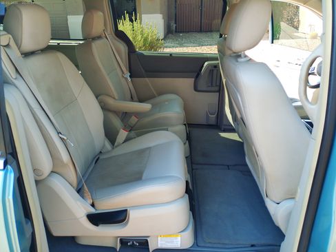 Used 2008 Chrysler Town & Country Touring FWD image 9