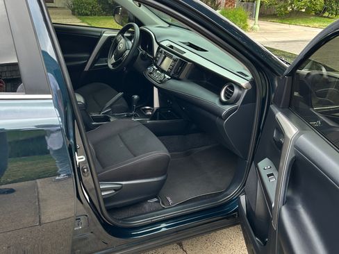 Used 2018 Toyota RAV4 LE AWD/4WD image 29