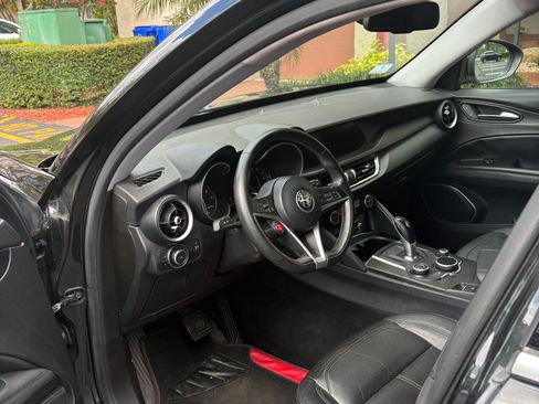 Used 2018 Alfa Romeo Stelvio AWD image 2