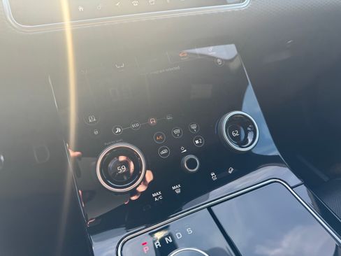 Used 2019 Land Rover Range Rover Velar R-Dynamic SE image 10
