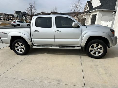 Used 2005 Toyota Tacoma PreRunner image 1