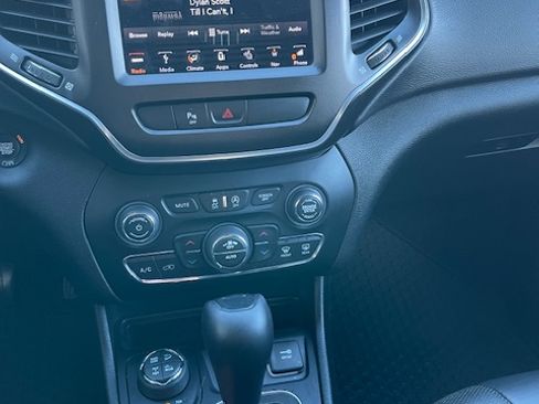 Used 2019 Jeep Cherokee Trailhawk image 9