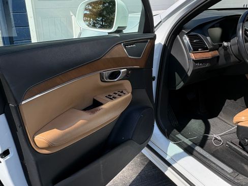 Used 2017 Volvo XC90 T8 Inscription w/ Luxury Package image 6