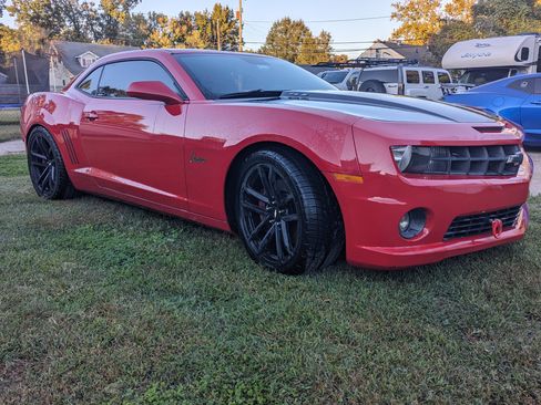 Used 2010 Chevrolet Camaro SS w/ Black Stripe Package image 2