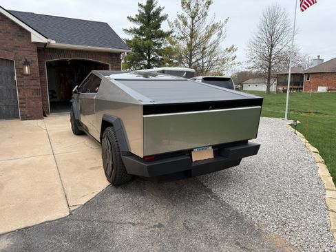 Used 2024 Tesla Cybertruck AWD Crew Cab image 4