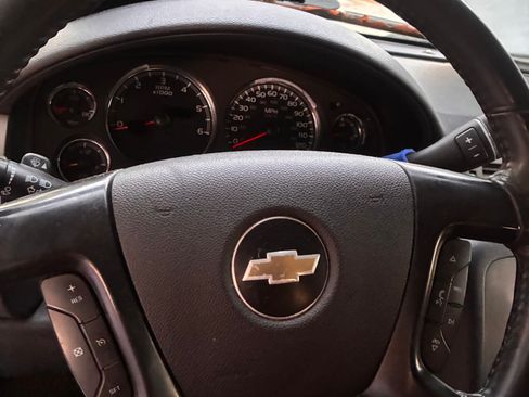 Used 2010 Chevrolet Suburban LS image 9