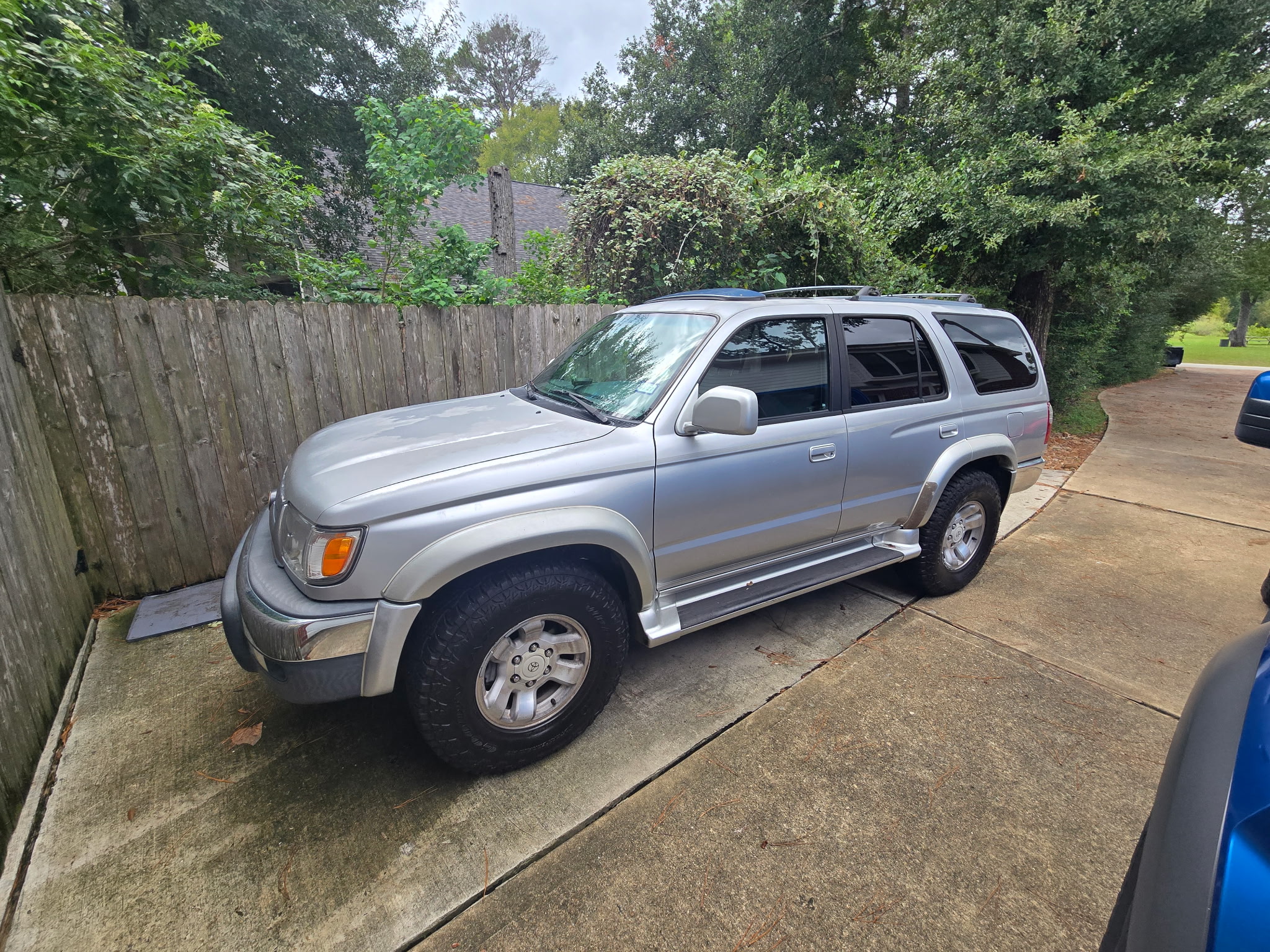 Used 2000 Toyota 4Runner SR5 RWD image 1
