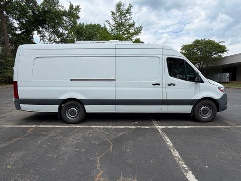 Used 2022 Mercedes-Benz Sprinter 2500 image 4