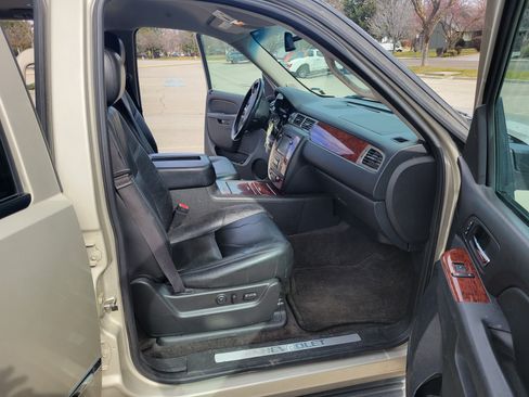 Used 2013 Chevrolet Suburban LTZ image 13