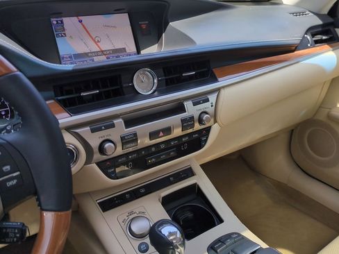 Used 2014 Lexus ES 300h image 17