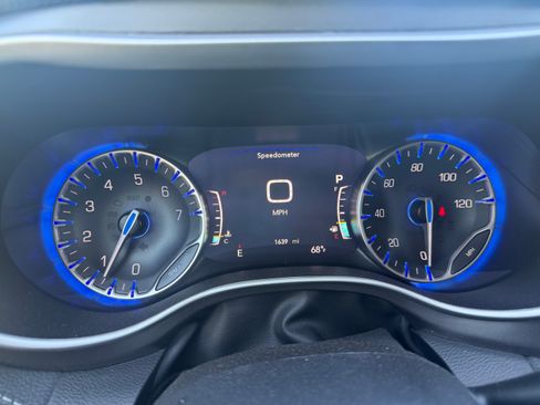 Used 2024 Chrysler Pacifica Touring-L w/ Uconnect Theater Family Group FWD image 12
