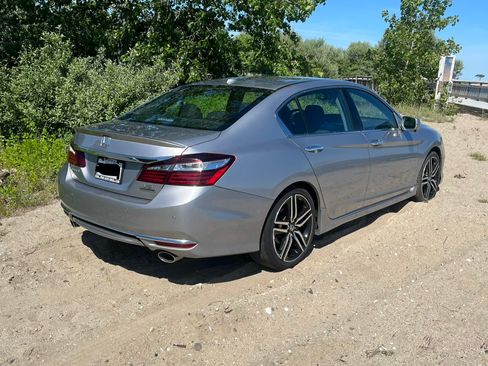 Used 2017 Honda Accord Touring image 12