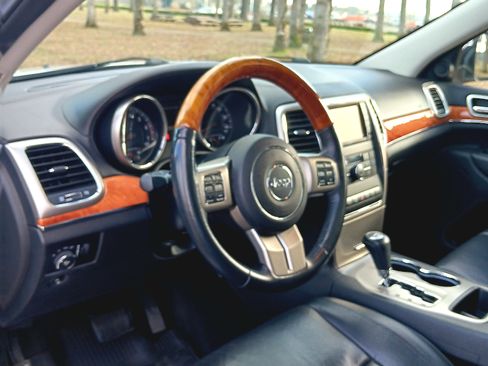 Used 2013 Jeep Grand Cherokee Overland w/ Advance Technology Group image 13