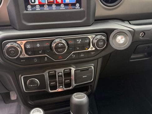 Used 2021 Jeep Gladiator Sport image 16