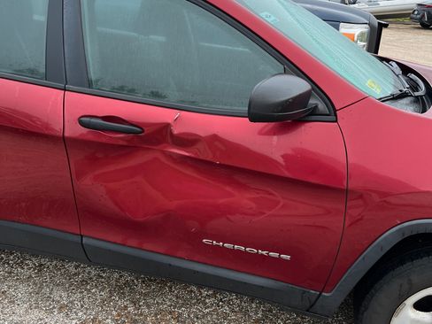 Used 2016 Jeep Cherokee Sport AWD/4WD image 6
