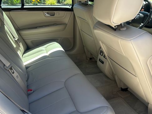Used 2010 Cadillac DTS Luxury FWD image 18