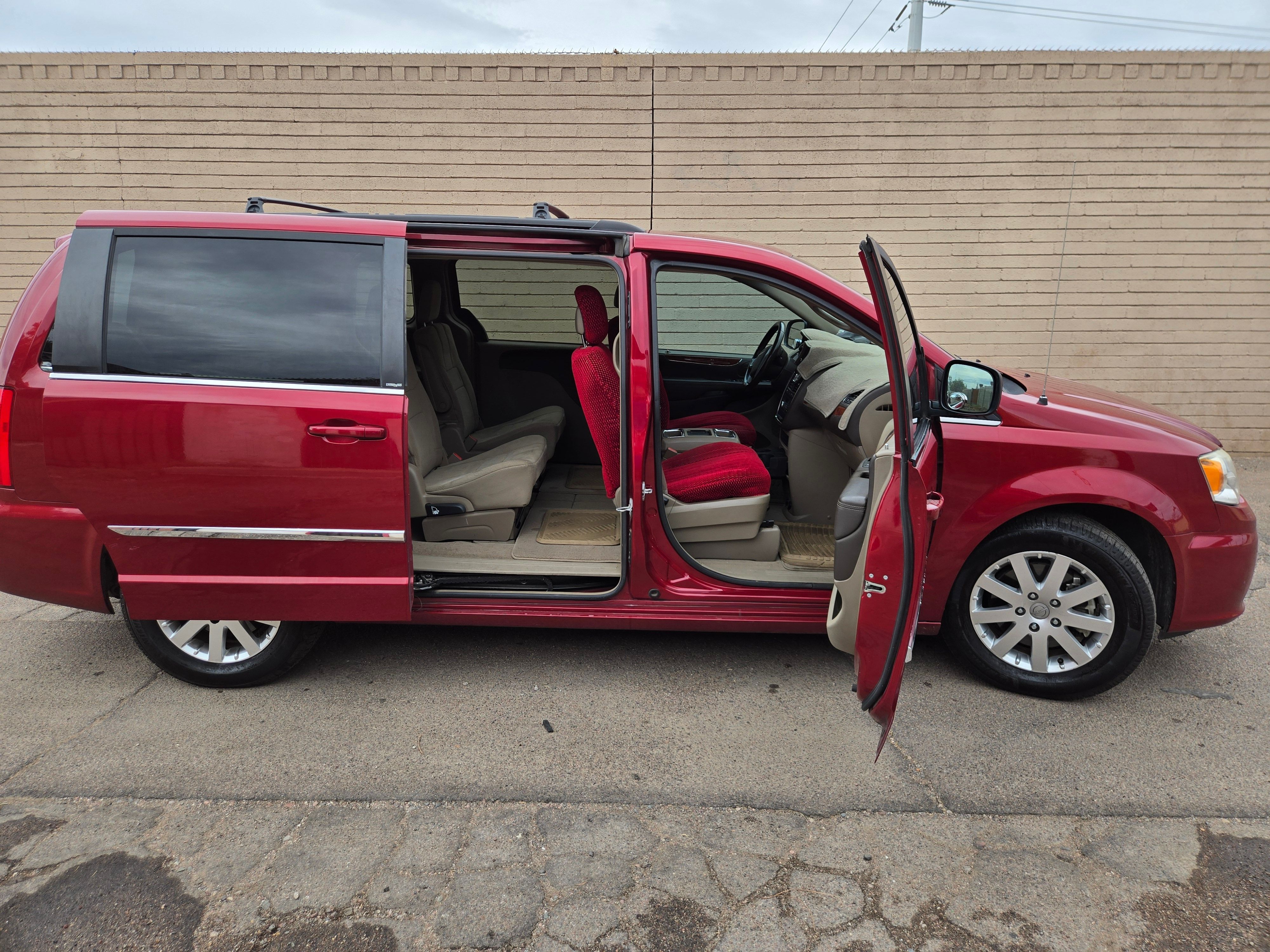 Used 2014 Chrysler Town & Country Touring FWD image 8