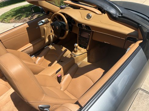 Used 2011 Porsche 911 4 Cabriolet AWD/4WD image 11