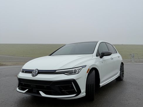 Used 2025 Volkswagen Golf image 2