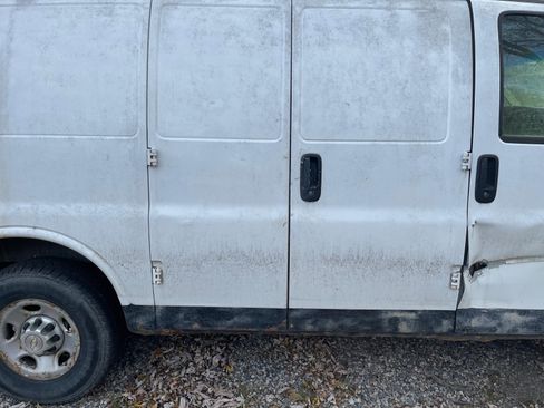 Used 2012 Chevrolet Express 2500 image 4