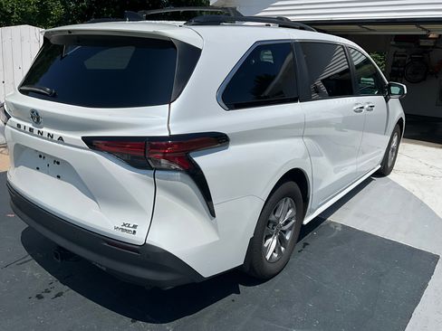 Used 2022 Toyota Sienna XLE w/ XLE Plus Package FWD image 12