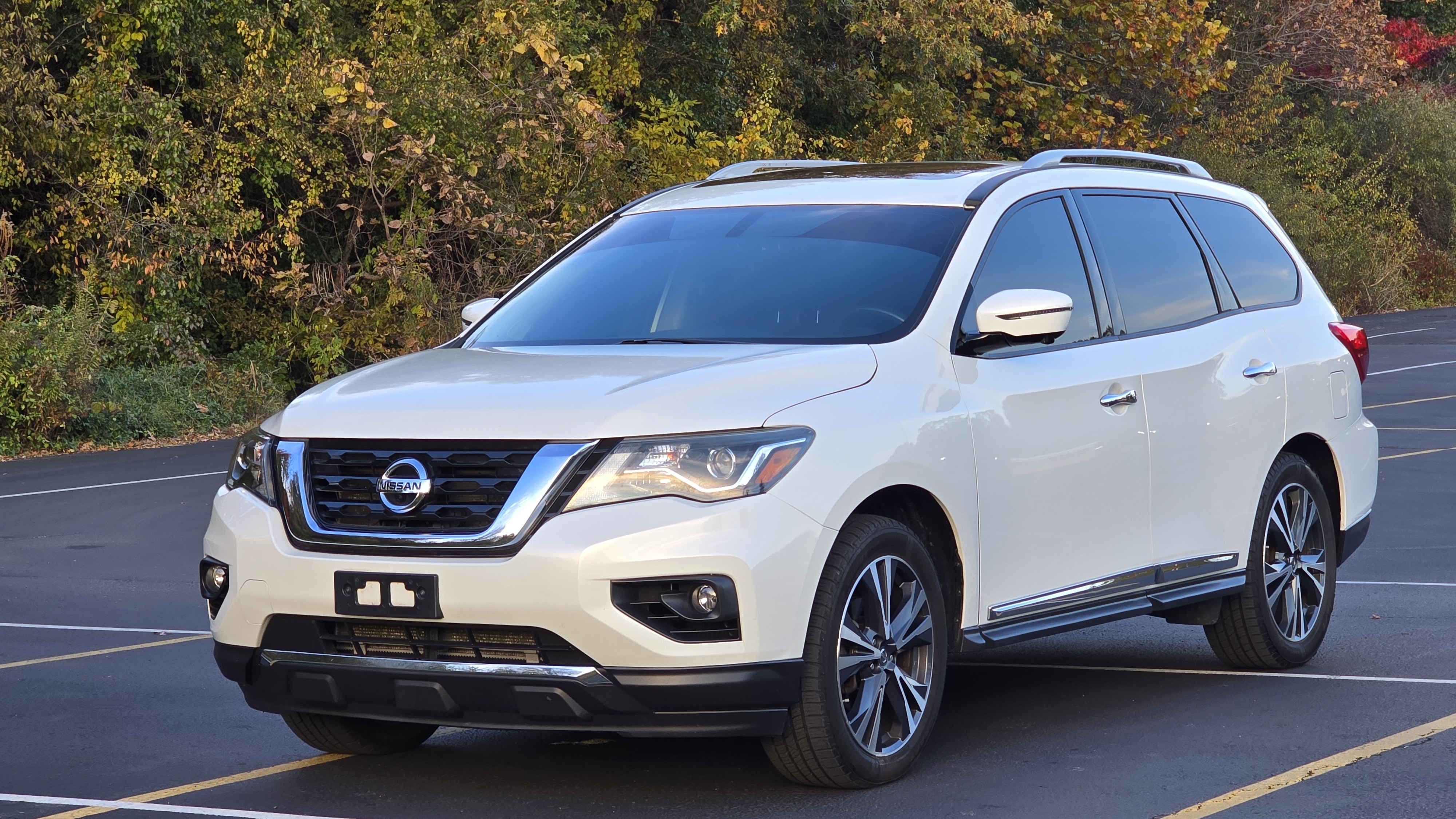 Used 2017 Nissan Pathfinder Platinum w/ Family Entertainment Package AWD/4WD image 1