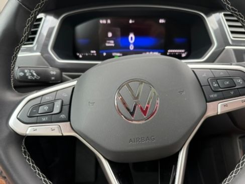 Used 2024 Volkswagen Tiguan SE w/ Panoramic Sunroof Package AWD/4WD image 17