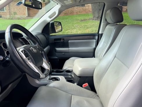 Used 2017 Toyota Sequoia SR5 w/ Premium Package RWD image 8