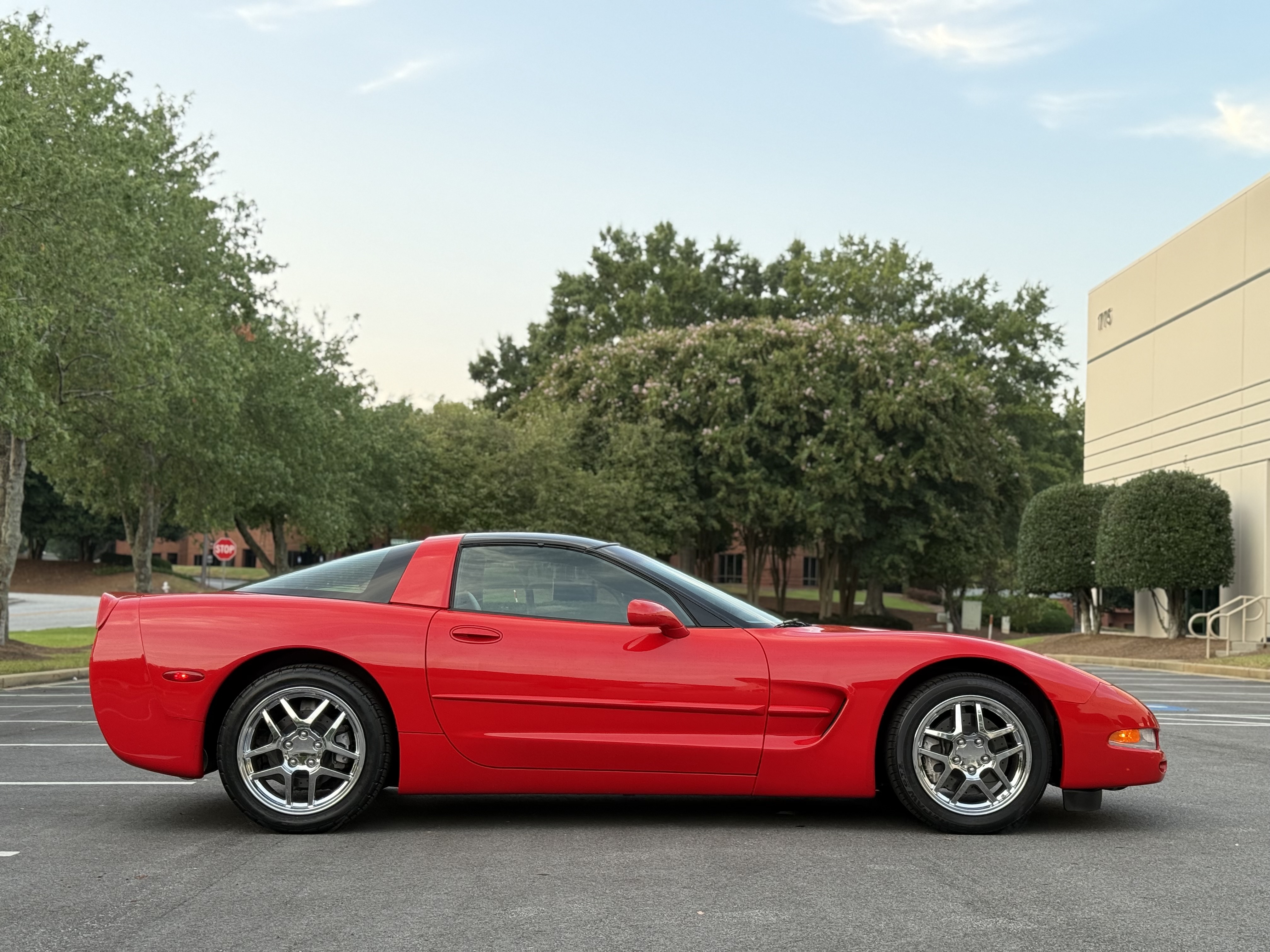 Used 2004 Chevrolet Corvette Coupe w/ Preferred Equipment Group RWD image 1