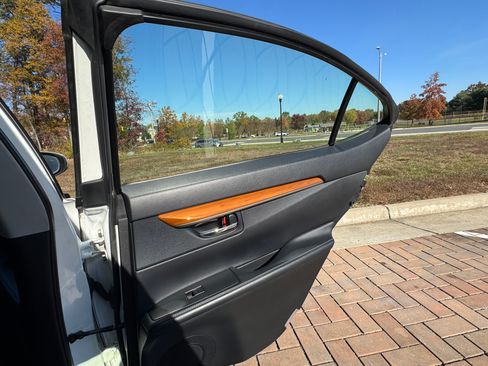 Used 2014 Lexus ES 300h image 26