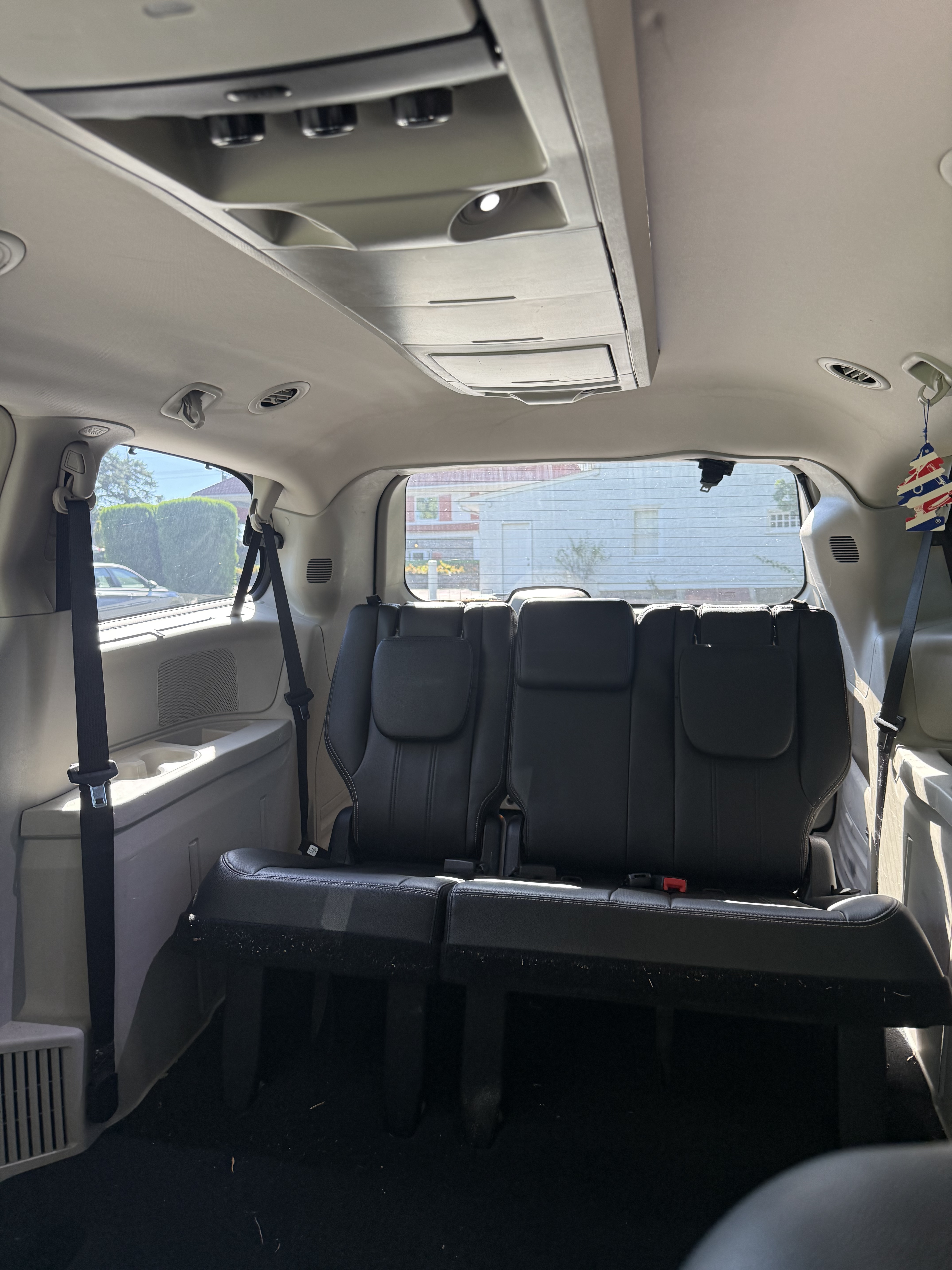 Used 2014 Chrysler Town & Country Touring FWD image 9