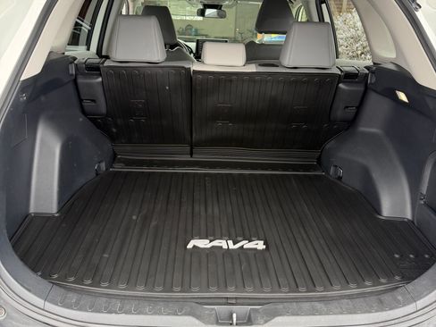 Used 2022 Toyota RAV4 XLE Premium image 18