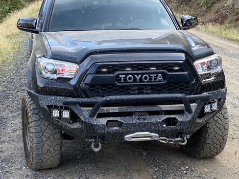 Used 2016 Toyota Tacoma TRD Off-Road w/ Premium & Technology Package image 2